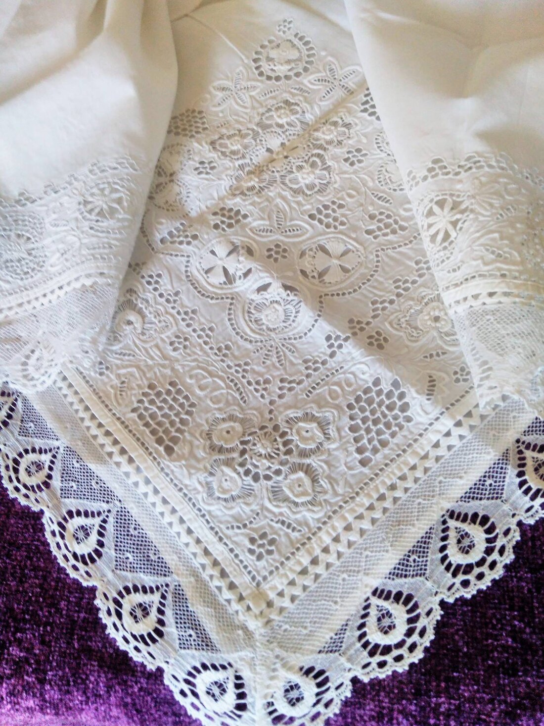 Krojové doplnky uložené na stole