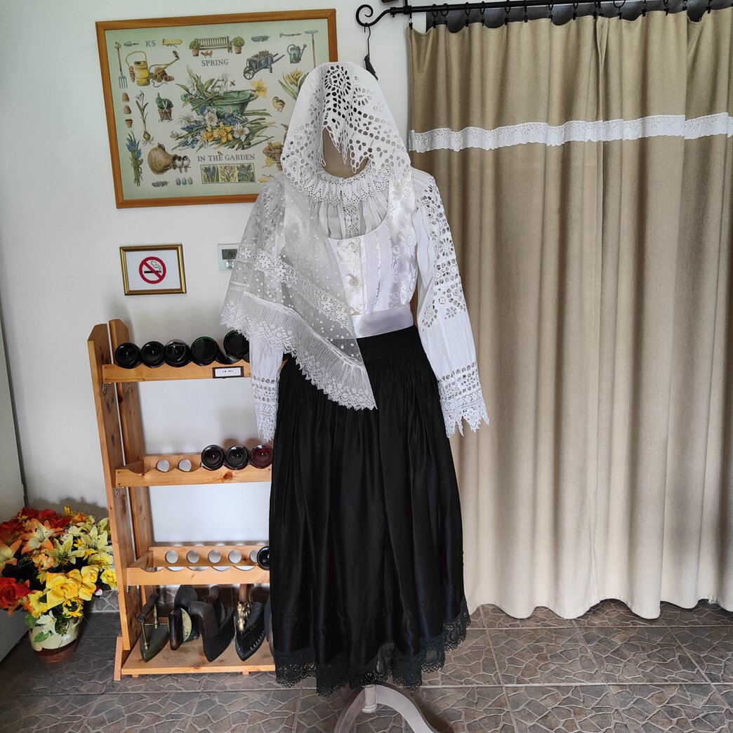 Ženský piešťanský kroj s bielou výšivkou a zásterou