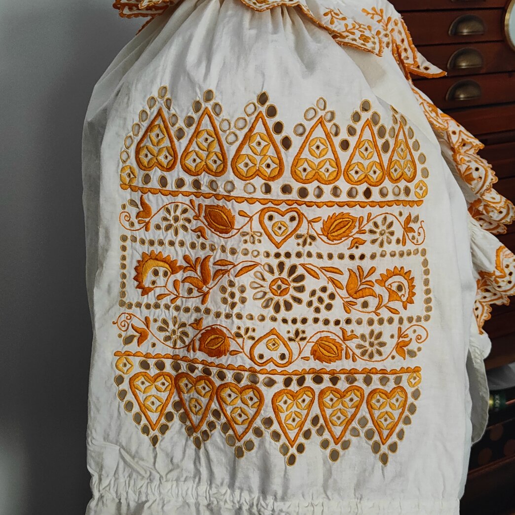 Sviatočný piešťanský ženský kroj s farebnými stuhami