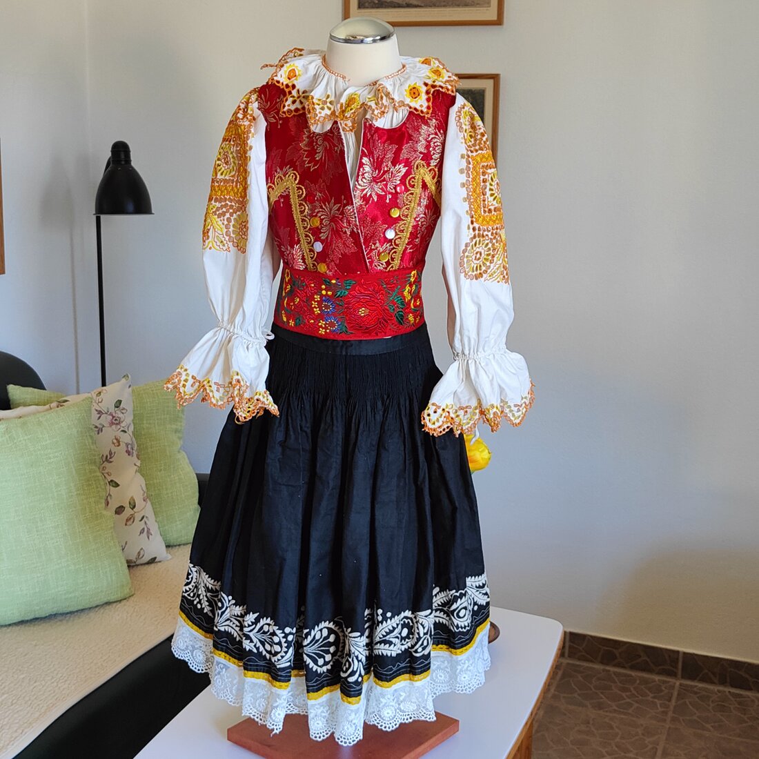 Detský kroj s farebnými stuhami pre staršie dievča