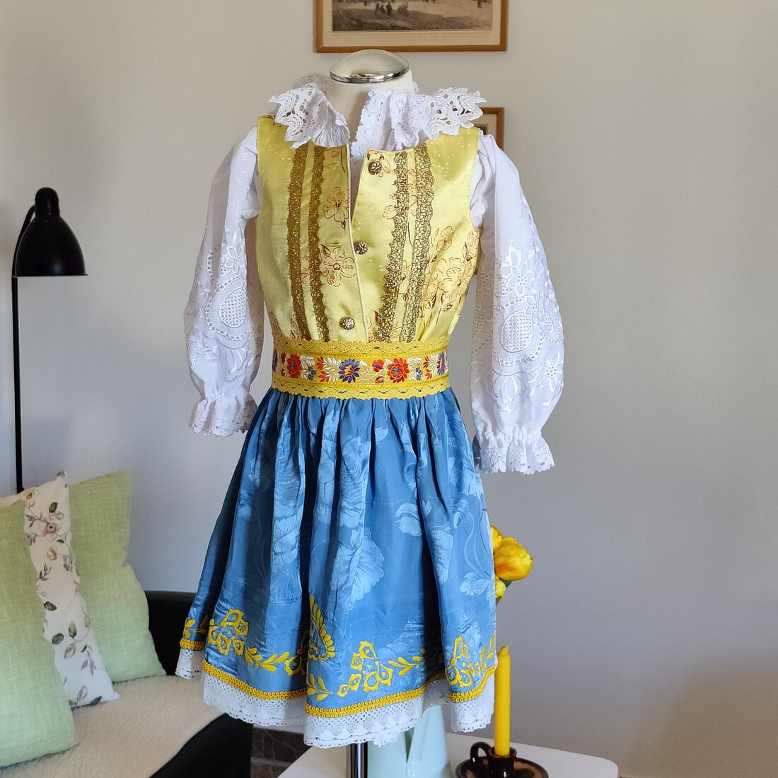 Detský dievčenský kroj so sukničkou a zásterou