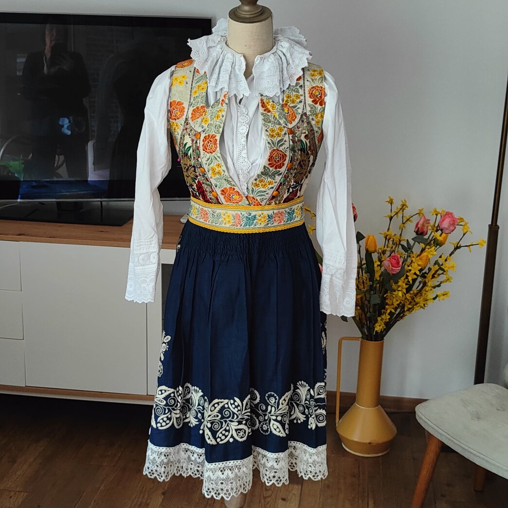 Jednoduchší ženský kroj v pracovnom štýle