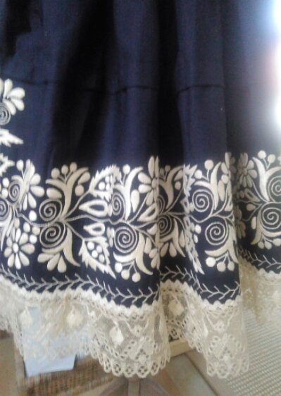 Katy držiaca kroj v malom ateliéri