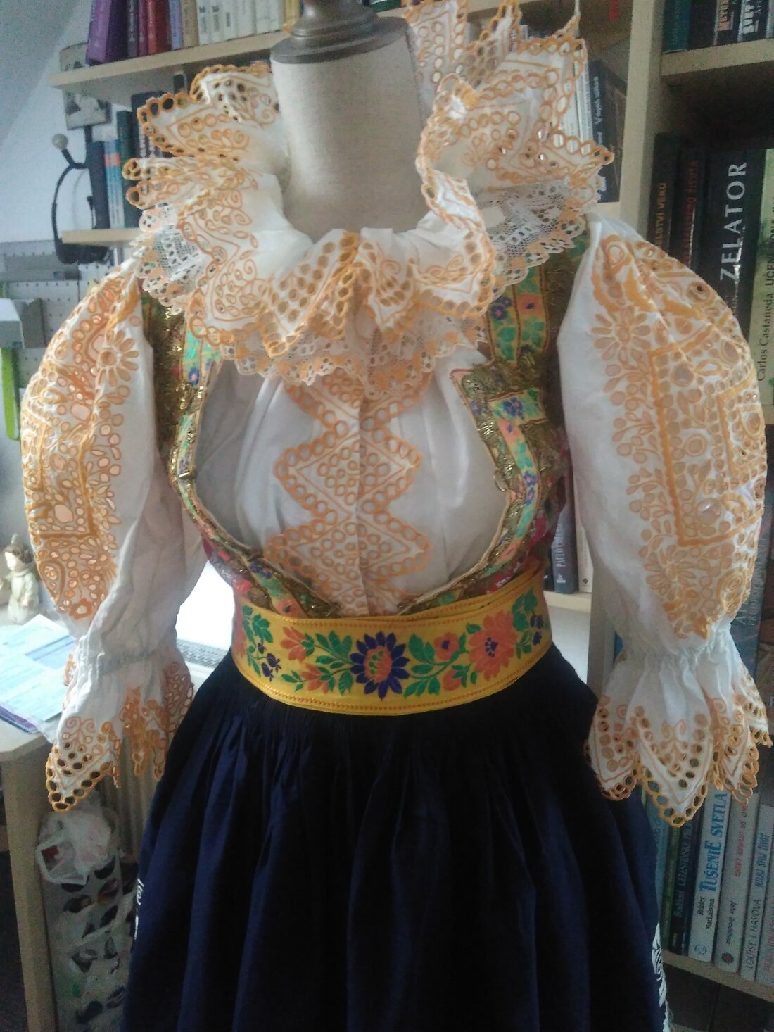 Ženský piešťanský kroj vystavený na figuríne