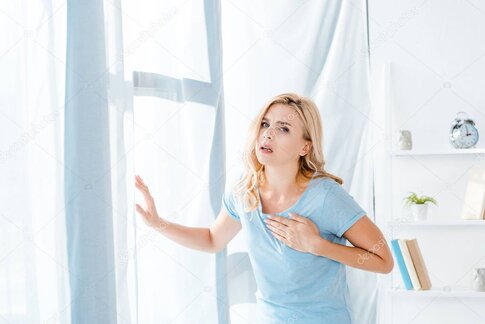 Otvorená stará truhlica plná krojov a starých textílií