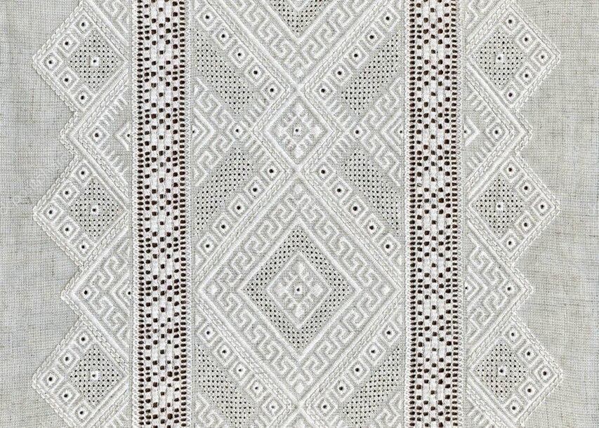 Detail staršej ľudovej výšivky na kúsku látky