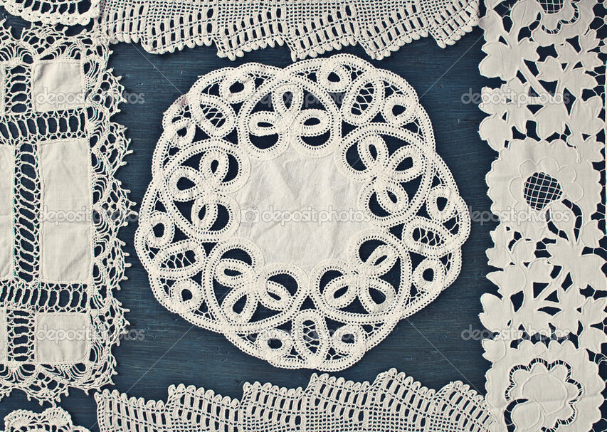 Háčkované dečky poukladané vedľa seba