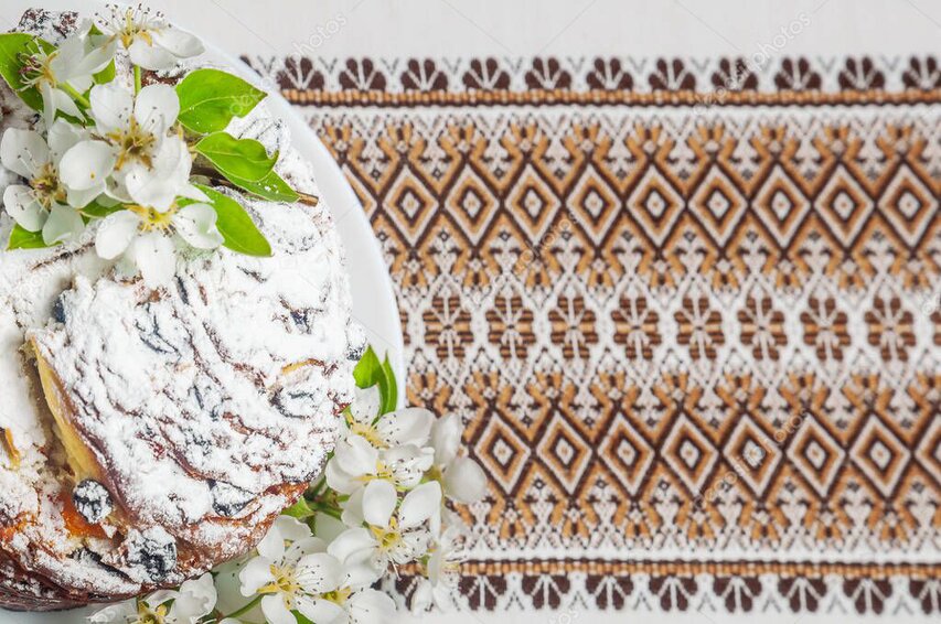 Behúne s ľudovým vzorom naaranžované na komode