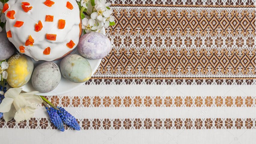 Vyšívaný obrus s farebnými kvetmi na stole