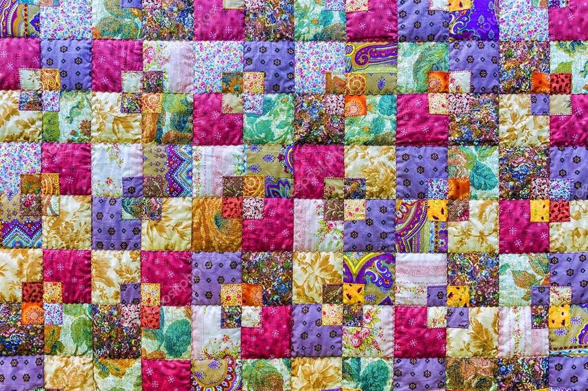 Farebná stará prikrývka prehodená cez stoličku