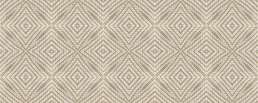 Vankúše s ľudovou výšivkou na lavičke