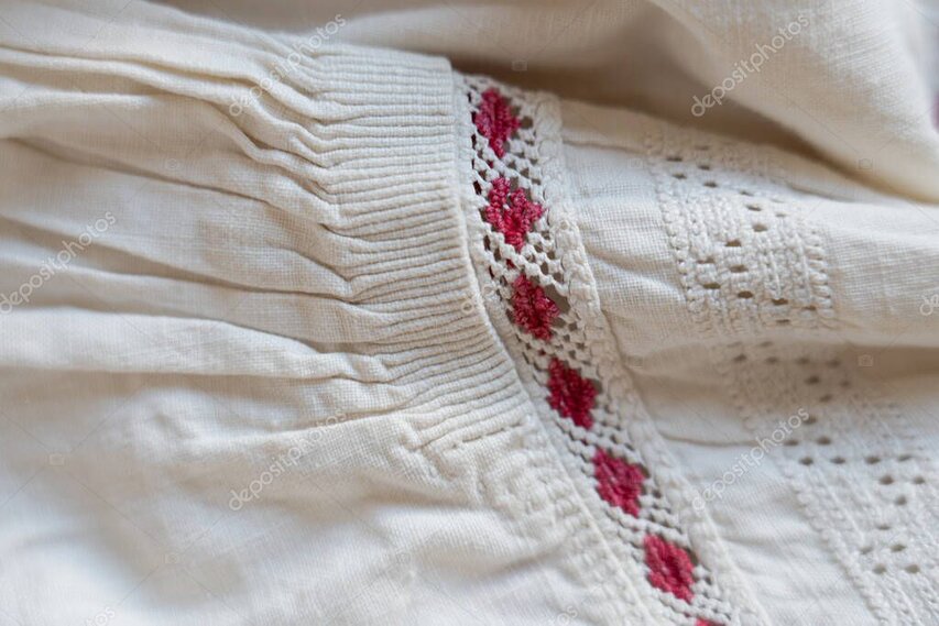 Staré ľanové obrusy s jemnou výšivkou